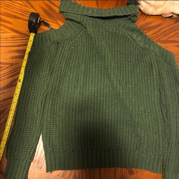 Sweaters - Green sweater cold shoulder